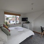 *Large Unique Retro Private Attic & Bathroom*